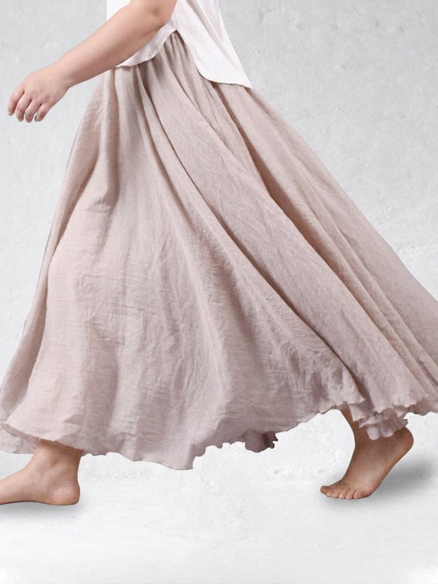 The Eva Brise Skirt - Plus size model