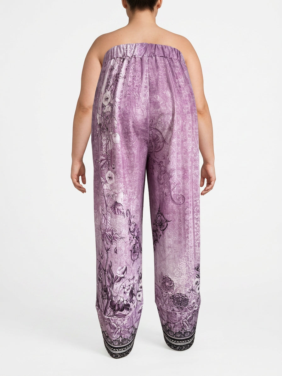 Natasha | Vintage Floral Capri Pant With Elastic Waist - Plus size model