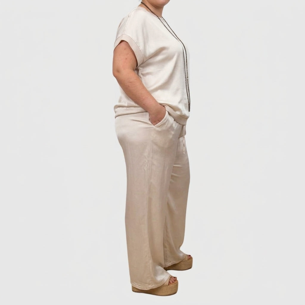 Kayla™ | Elegant Two-Piece Set - Plus size model