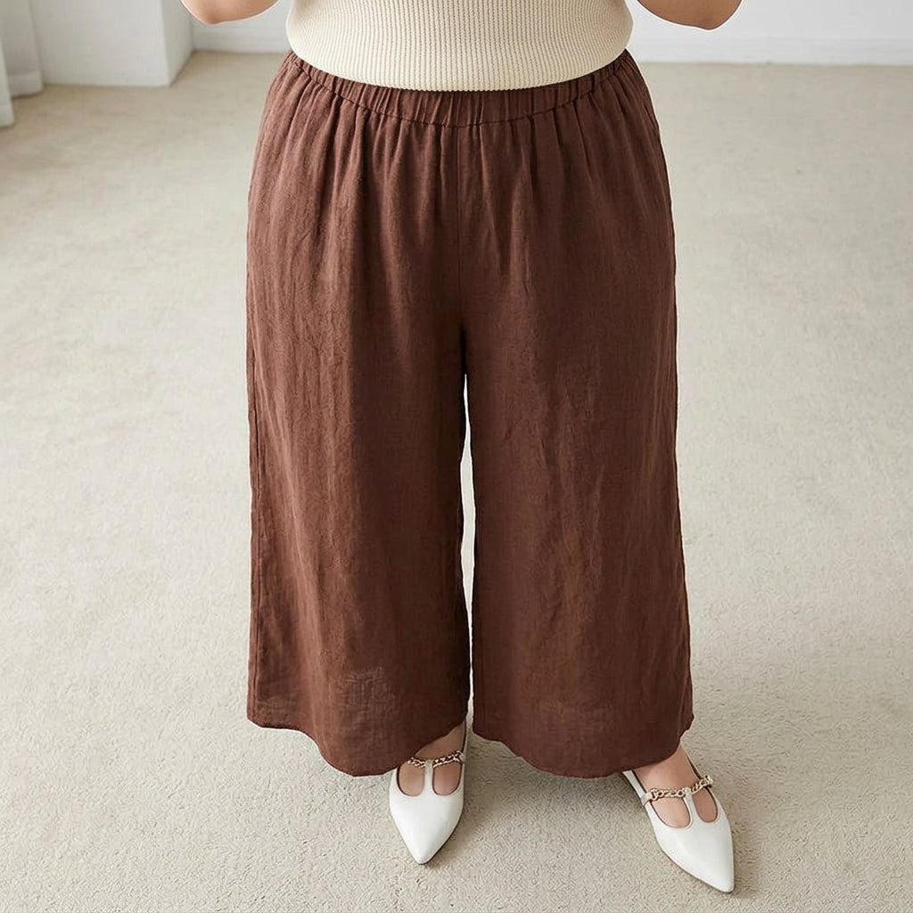 Nicole | Elegant Loose Waistband Pants - Plus size model