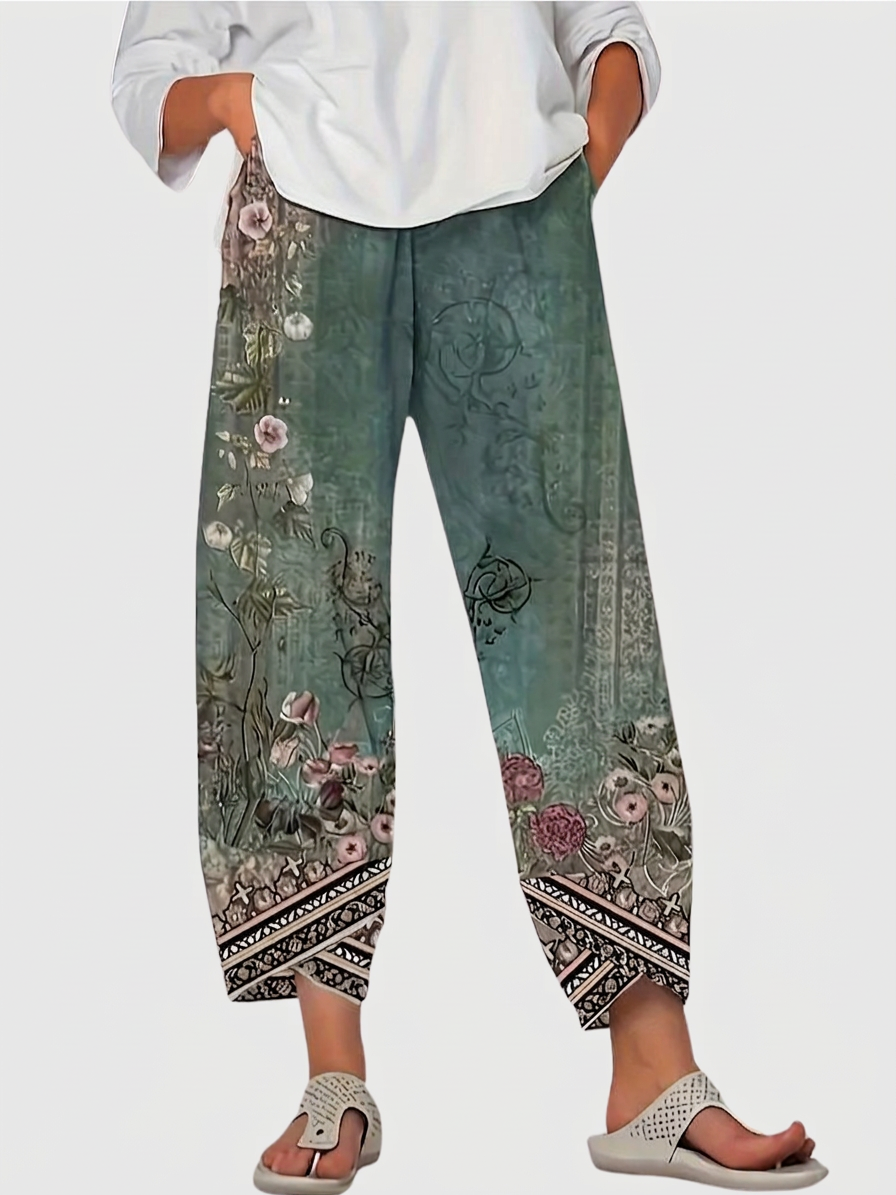 Natasha | Vintage Floral Capri Pant With Elastic Waist - Plus size model
