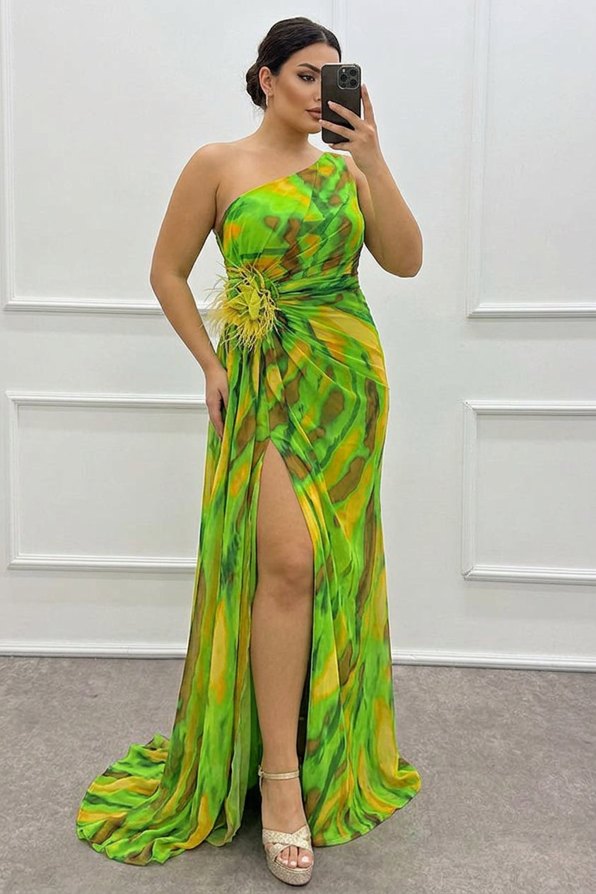 Claudia - Off-the-shoulder maxi dress with watercolor print, feather roses & slit - Plus size model