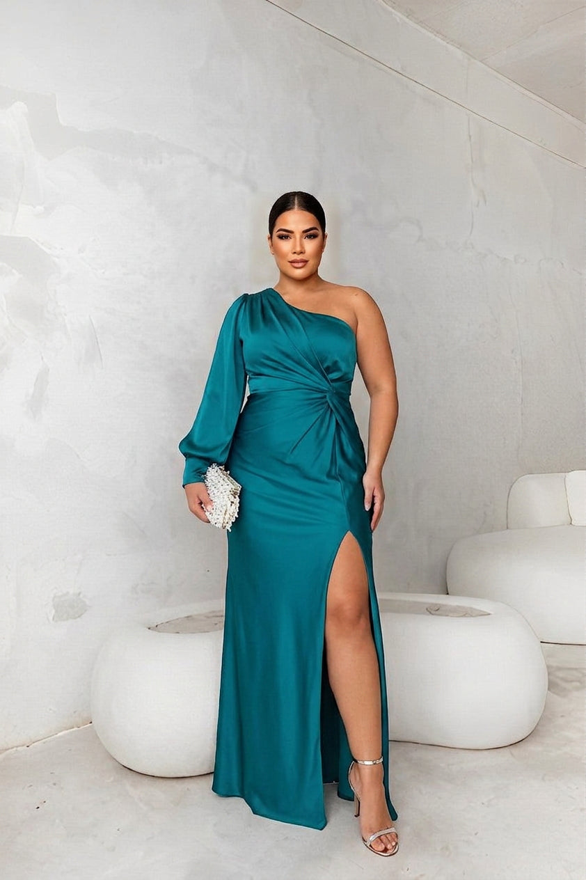 Sofia | Elegant Dress - Plus size model
