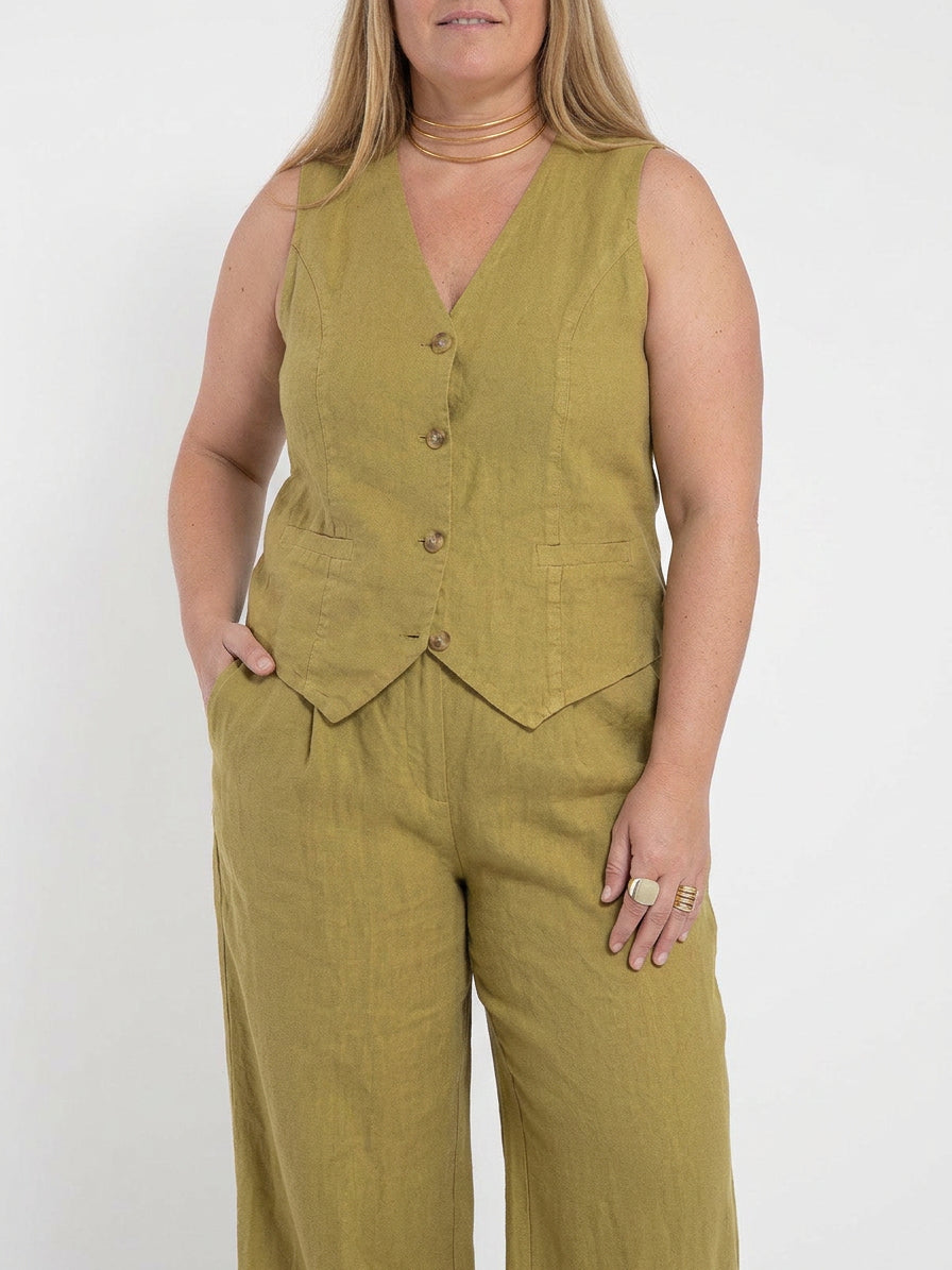 Aira – Co-ord Set Elegant Two-Piece With Waistcoat & Trousers Wide-Leg - Plus size model