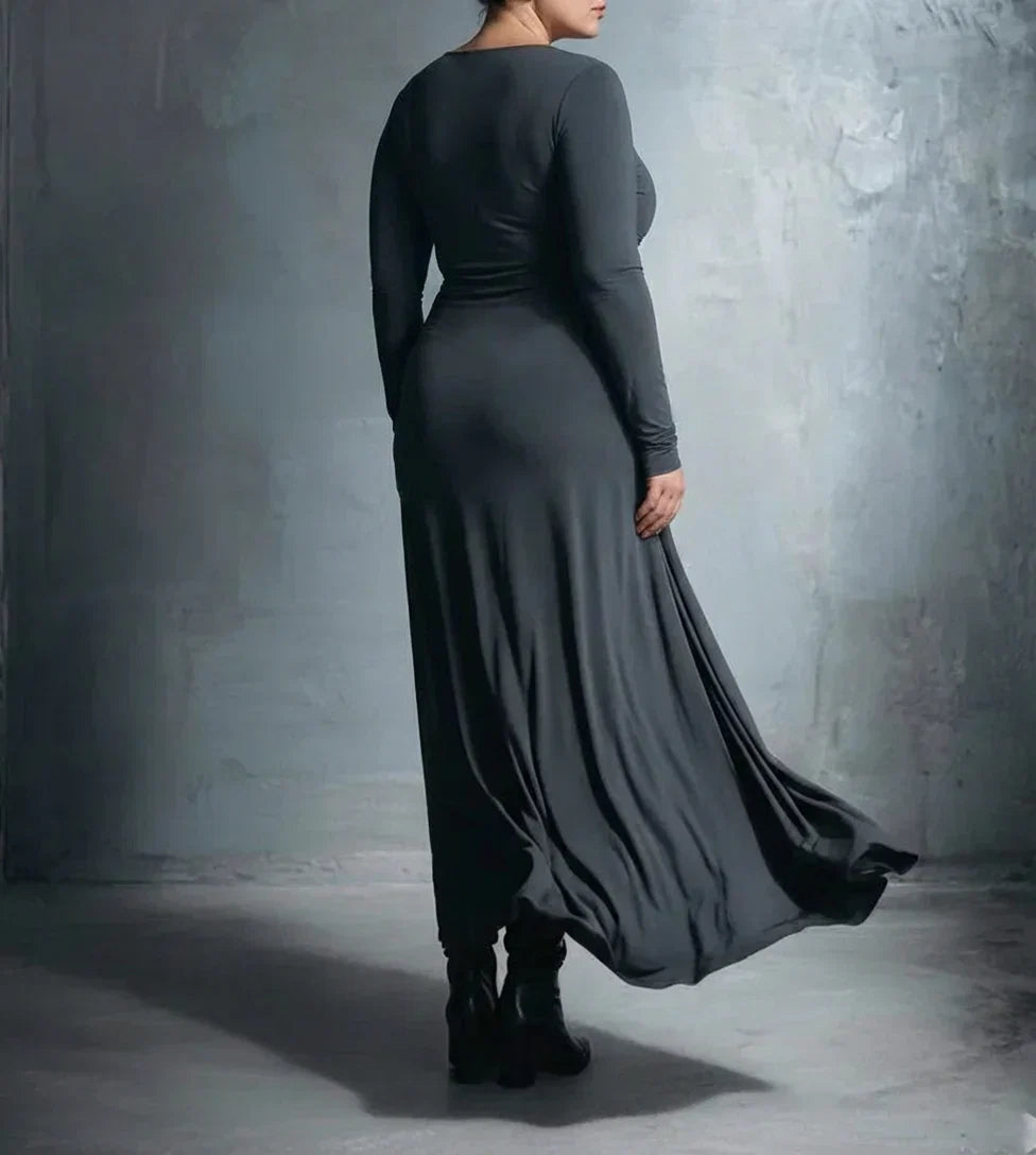 Naiara ❘ Maxi dress with side knot - Plus size model