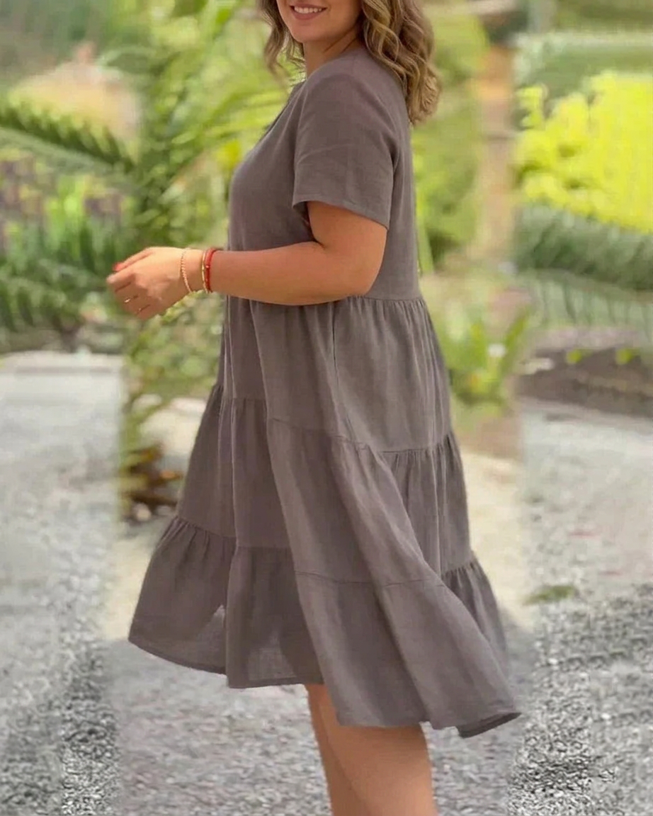 Bexley - Casual Summer V-neck Dress - Plus size model