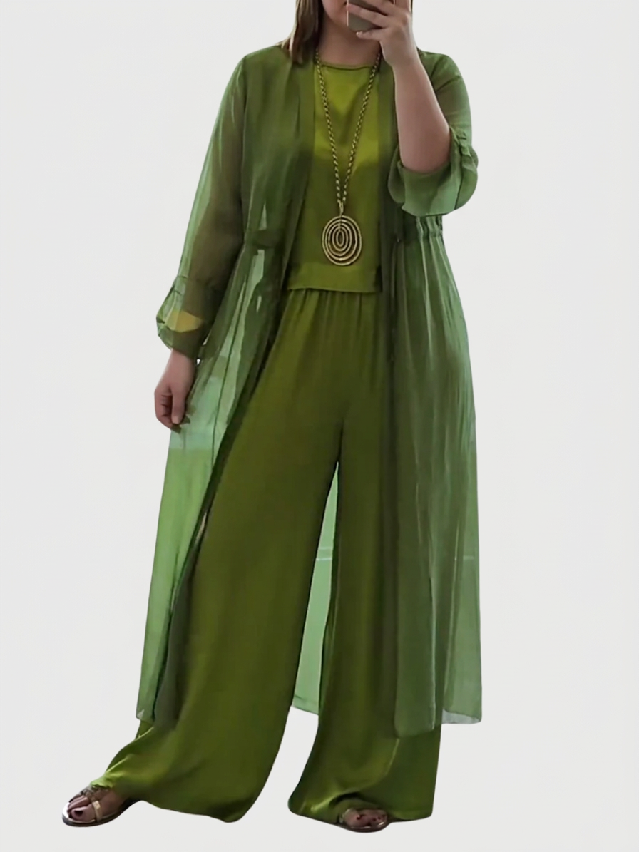 Lysoria - Elegant Comfortable Set - Plus size model