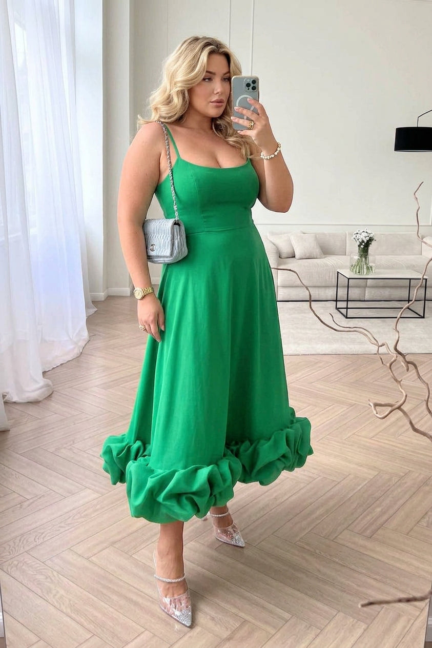 Blaire | Elegant Flowing Dress - Plus size model