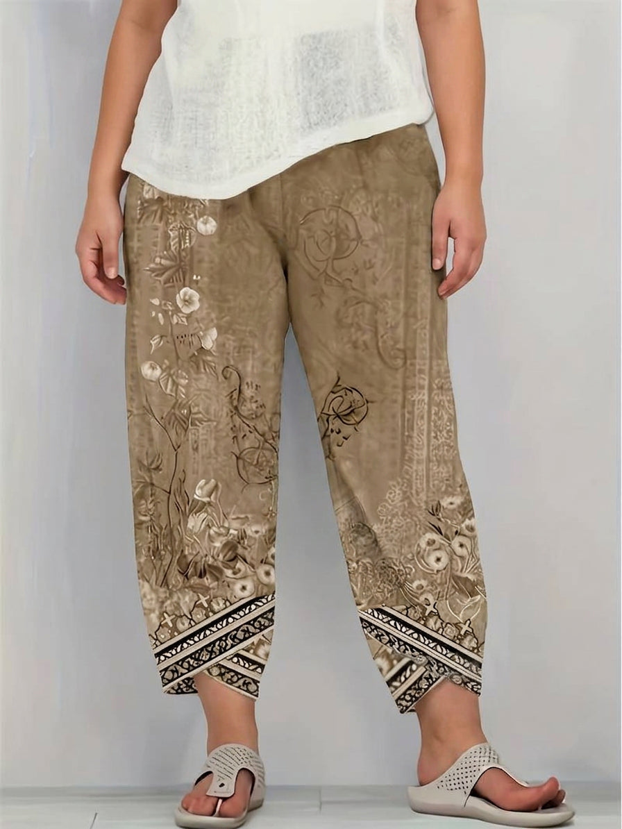 Natasha | Vintage Floral Capri Pant With Elastic Waist - Plus size model
