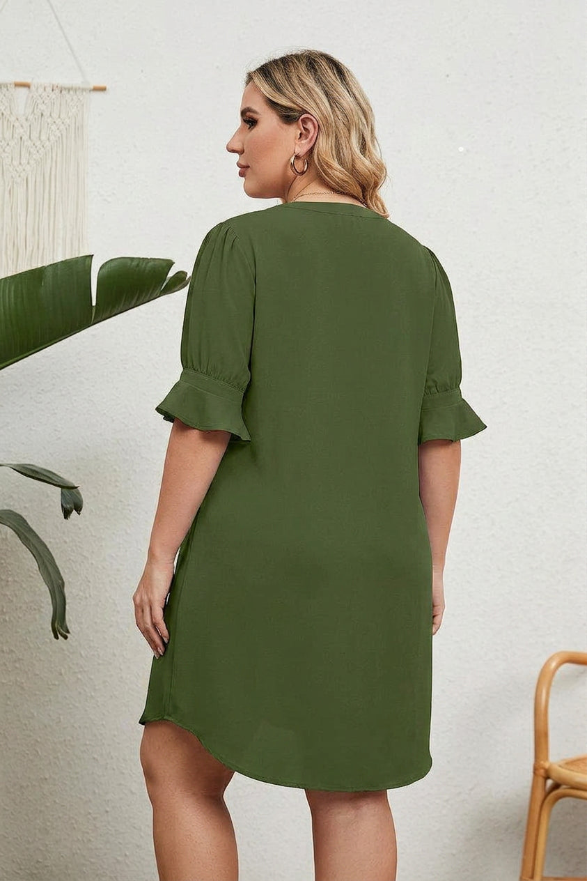 Alexis - Casual Ruffle Dress - Plus size model