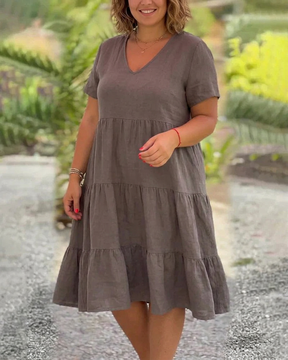Bexley - Casual Summer V-neck Dress - Plus size model