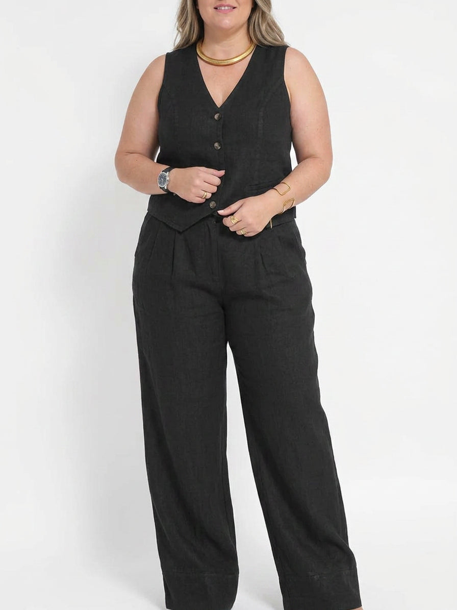 Aira – Co-ord Set Elegant Two-Piece With Waistcoat & Trousers Wide-Leg - Plus size model