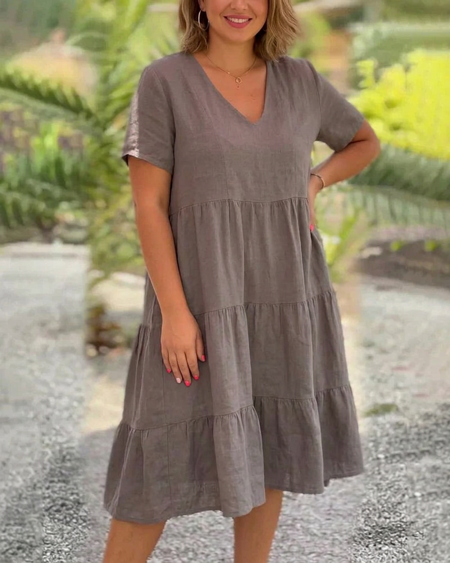 Bexley - Casual Summer V-neck Dress - Plus size model