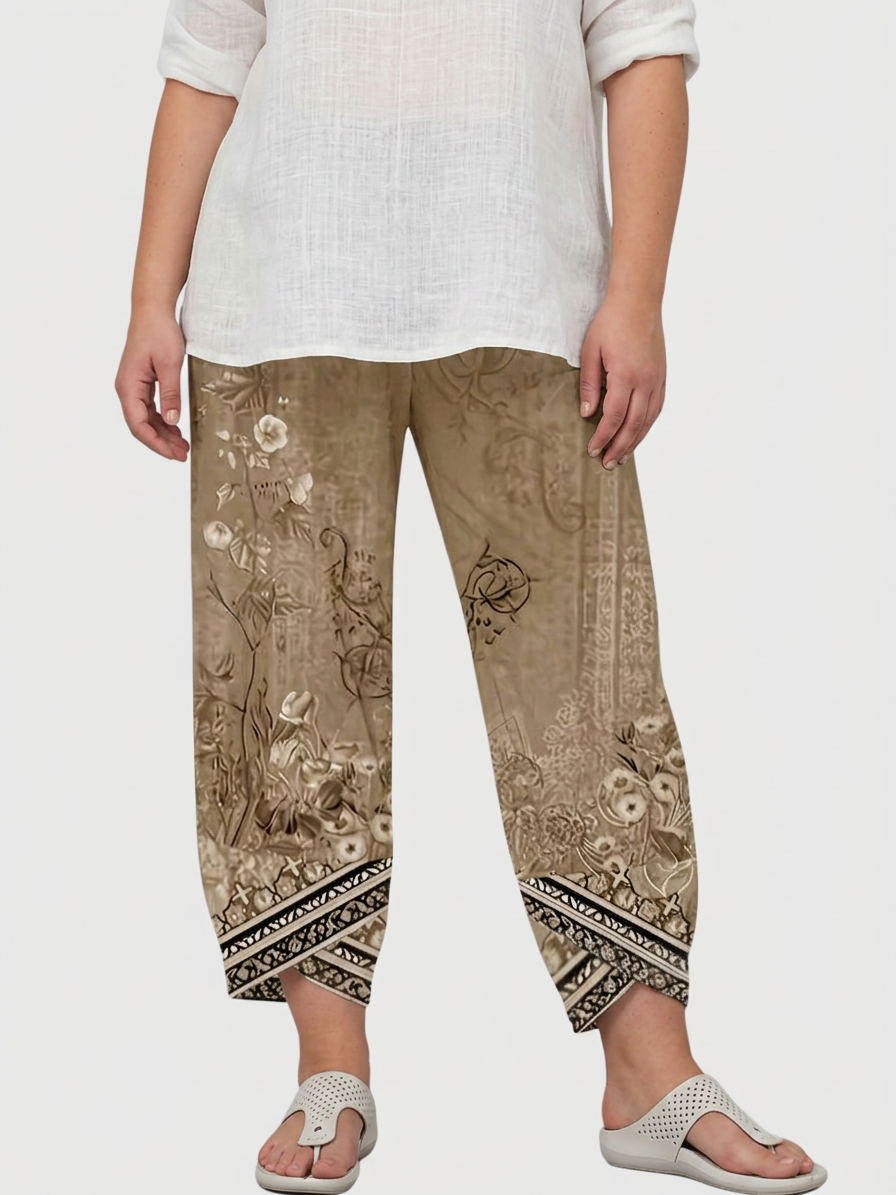 Natasha | Vintage Floral Capri Pant With Elastic Waist - Plus size model
