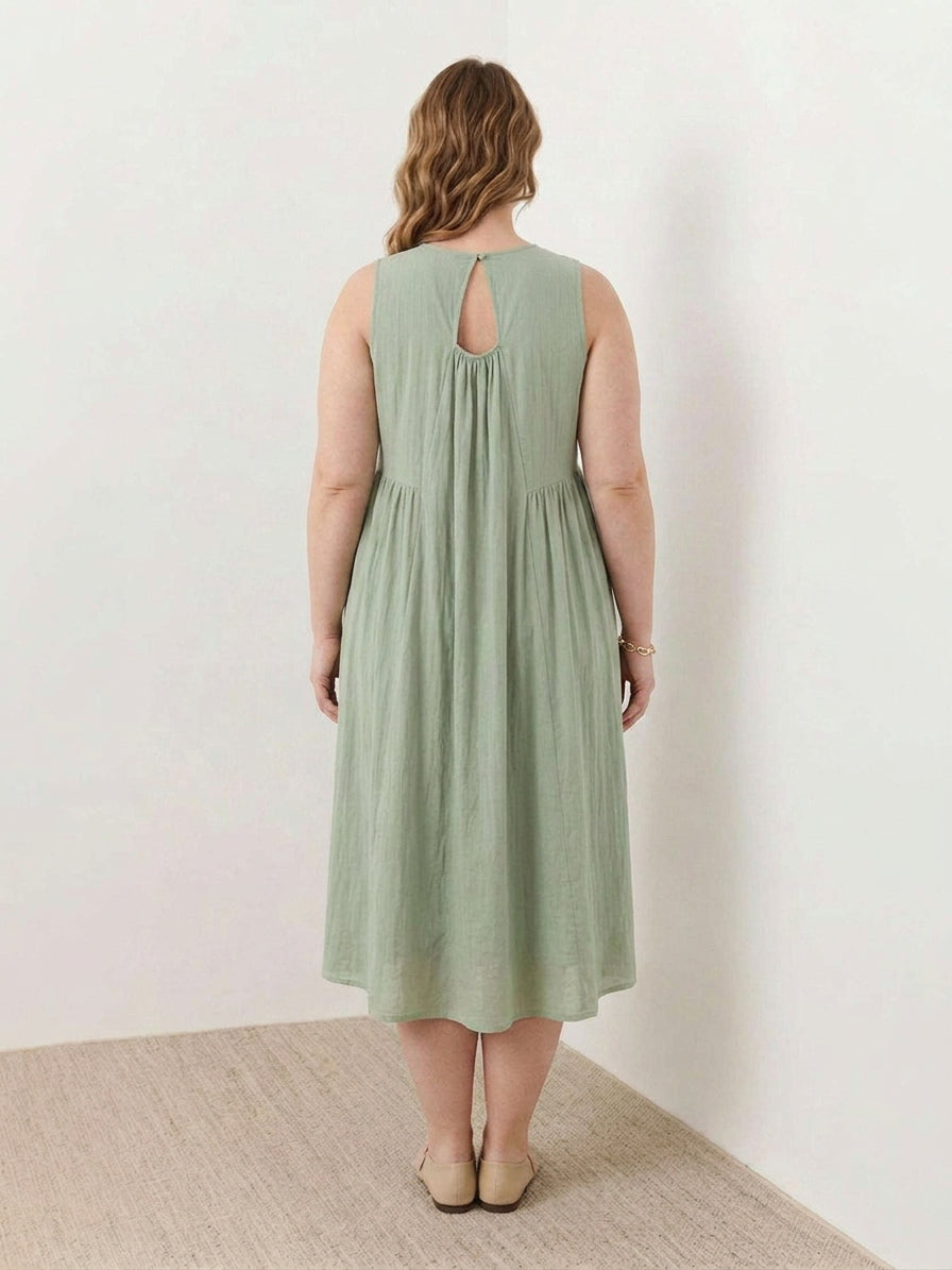 Addison - Cotton Linen Midi Dress - Plus size model