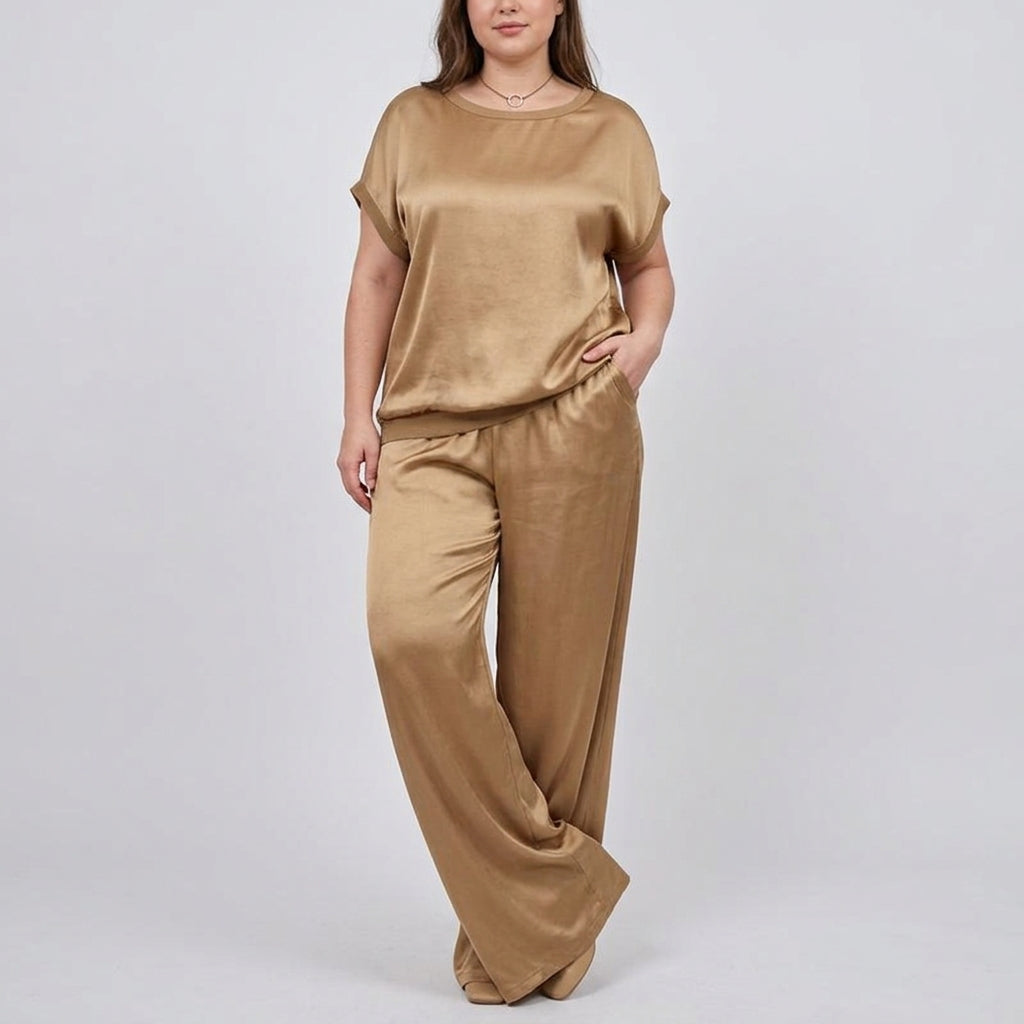 Kayla™ | Elegant Two-Piece Set - Plus size model