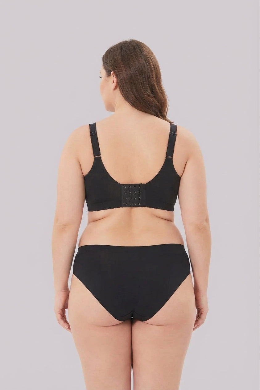 Lace Push-Up Bra - Plus size model