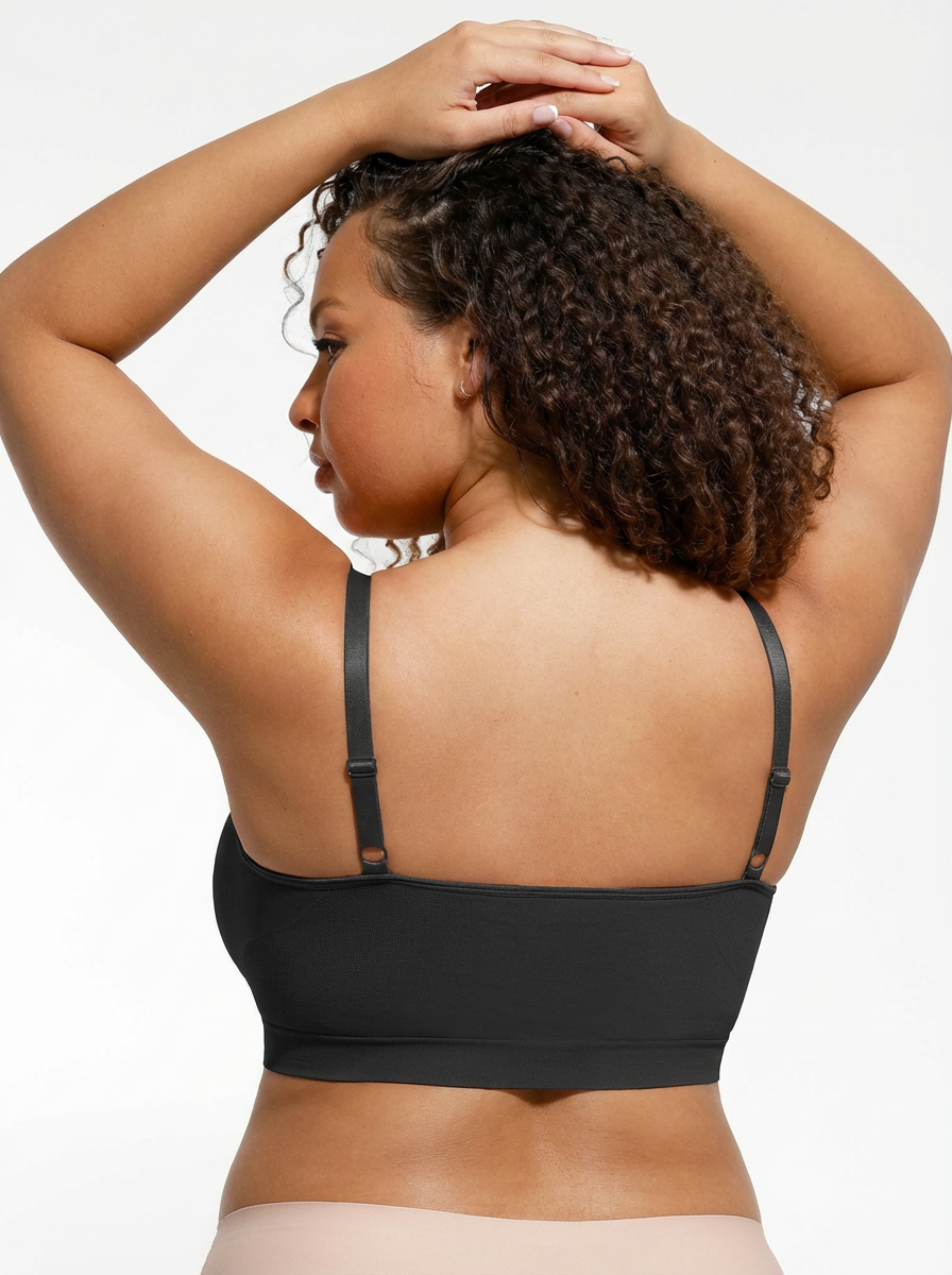 Flexible Wireless Bra - Plus size model