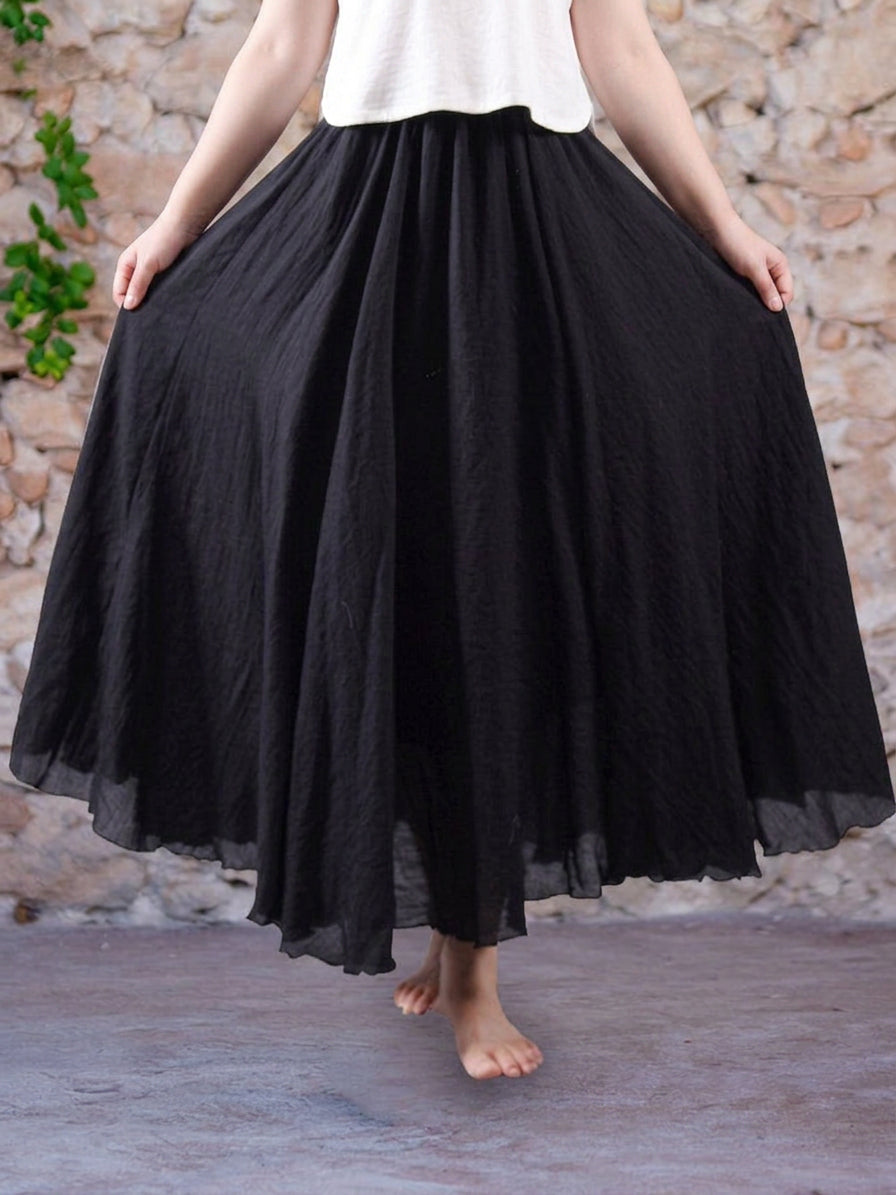 The Eva Brise Skirt - Plus size model