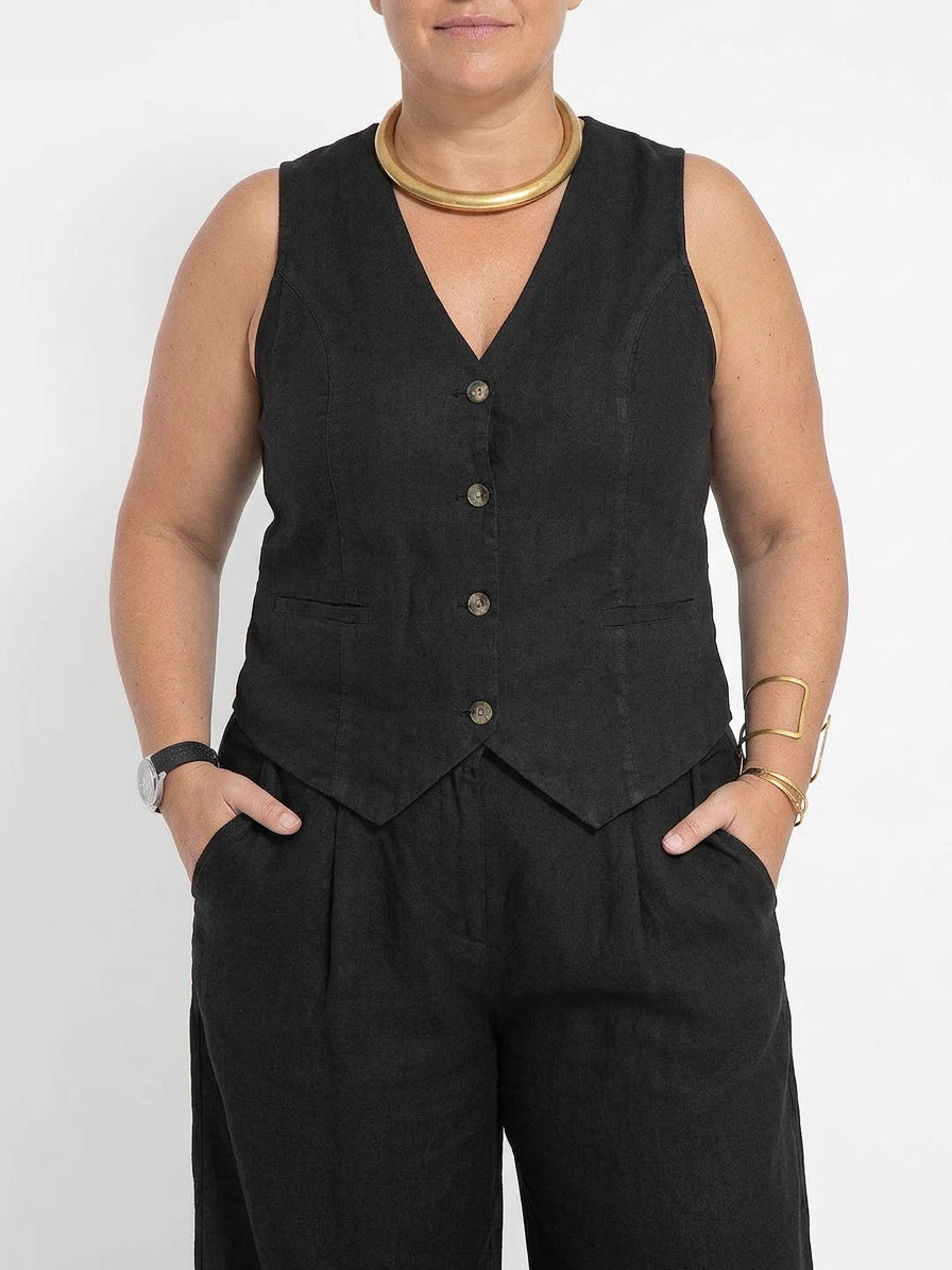 Aira – Co-ord Set Elegant Two-Piece With Waistcoat & Trousers Wide-Leg - Plus size model