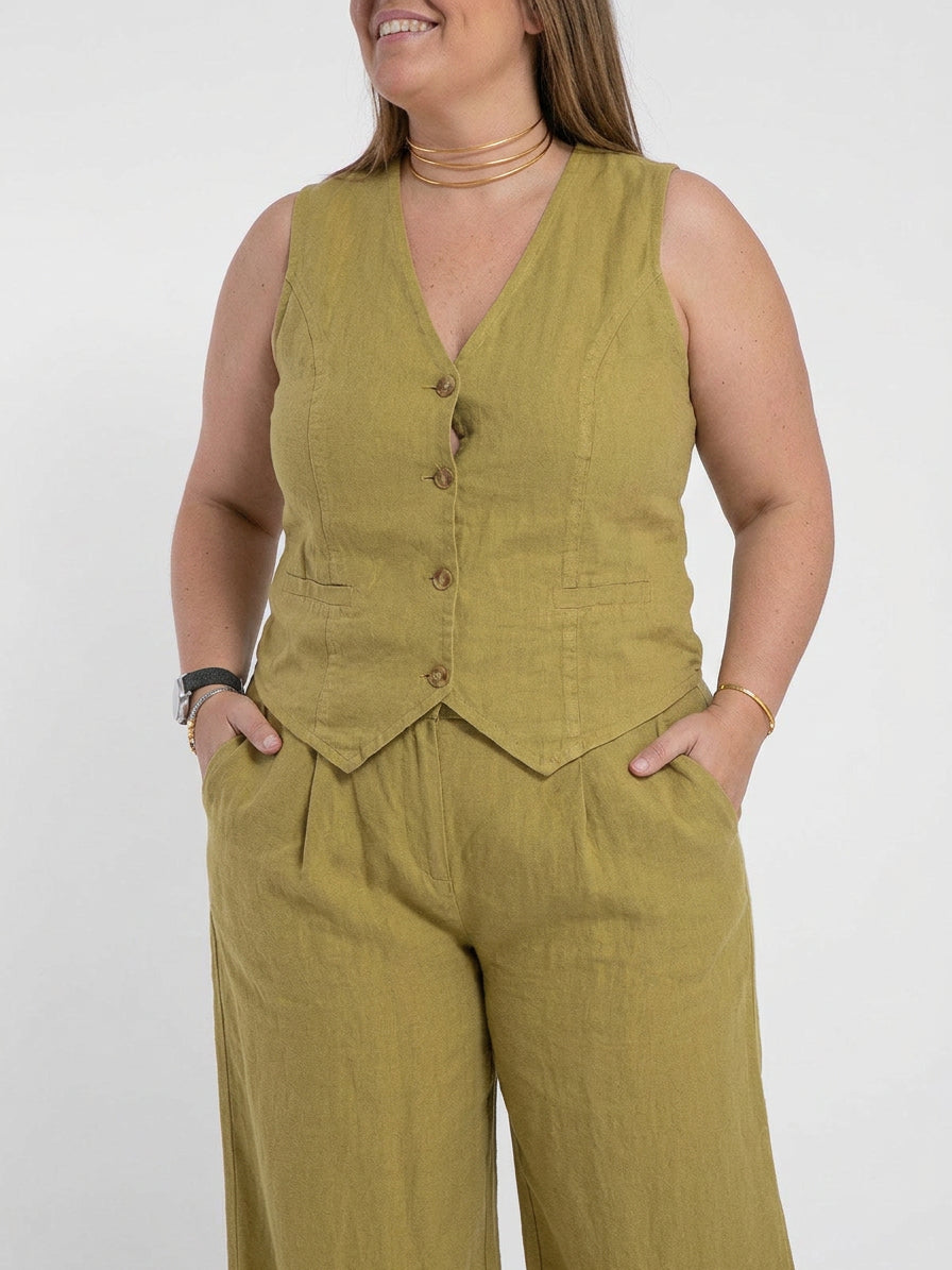 Aira – Co-ord Set Elegant Two-Piece With Waistcoat & Trousers Wide-Leg - Plus size model