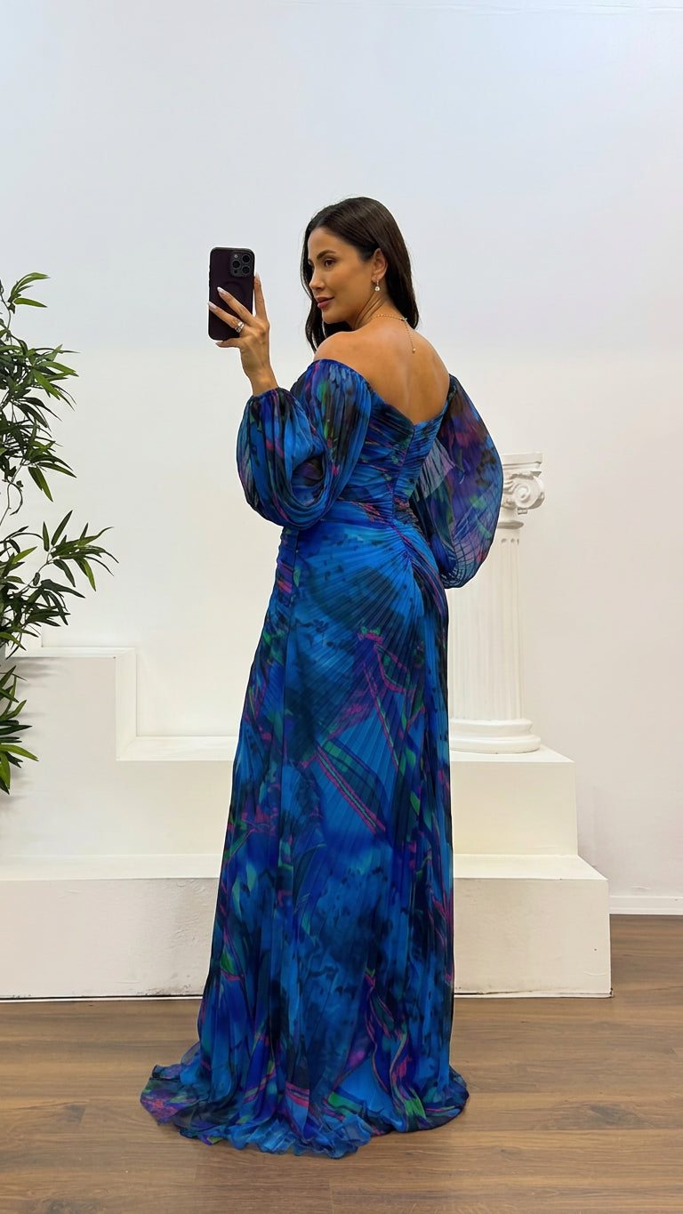 Gisselle - V Neck Maxi Dress - Plus size model