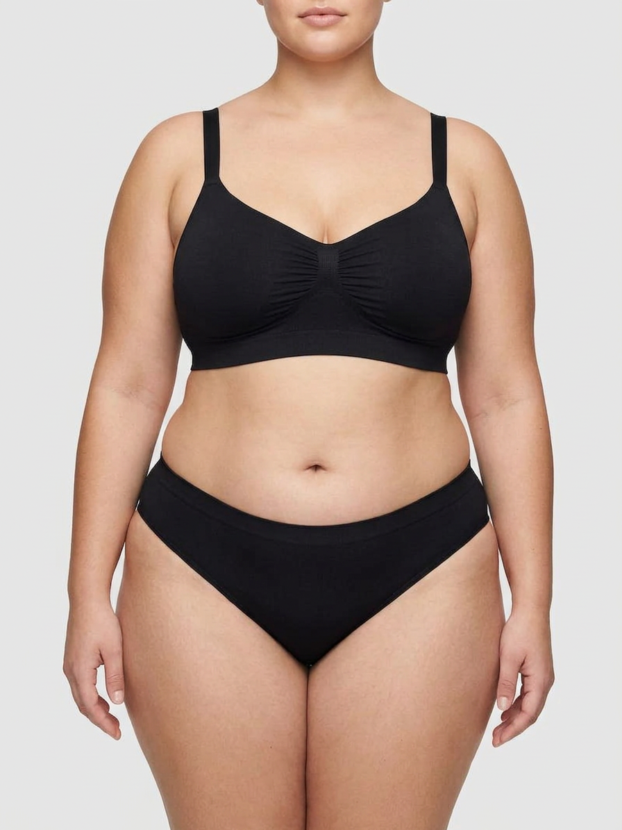 Flexible Wireless Bra - Plus size model