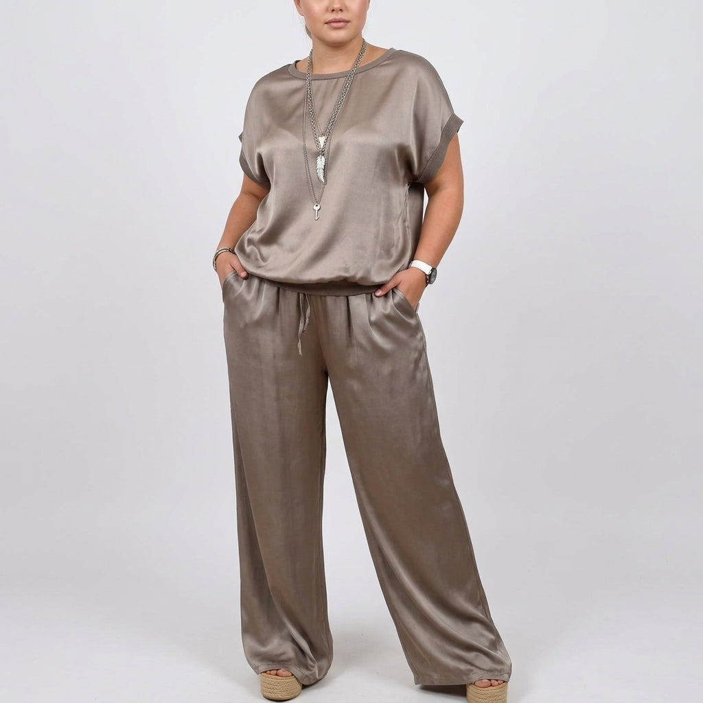 Kayla™ | Elegant Two-Piece Set - Plus size model