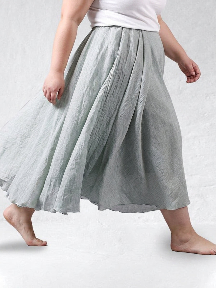 Shiny pearl skirt - Effortless movement - Plus size model