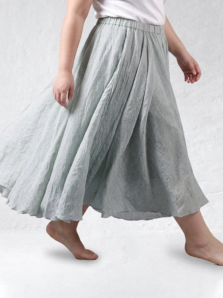 The Eva Brise Skirt - Plus size model