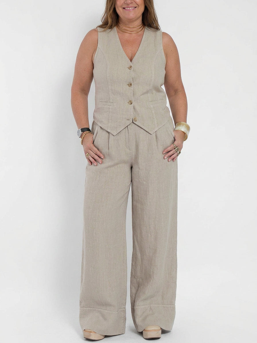 Aira – Co-ord Set Elegant Two-Piece With Waistcoat & Trousers Wide-Leg - Plus size model