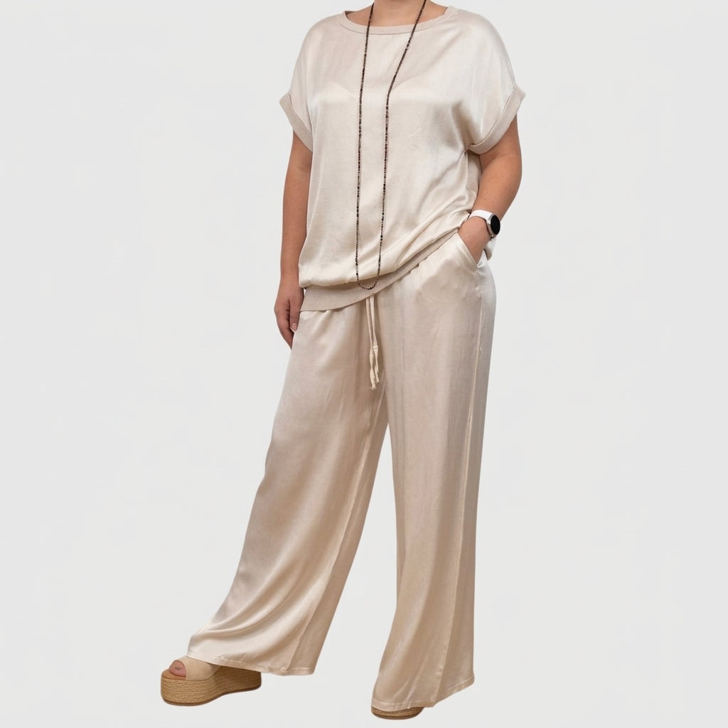 Kayla™ | Elegant Two-Piece Set - Plus size model