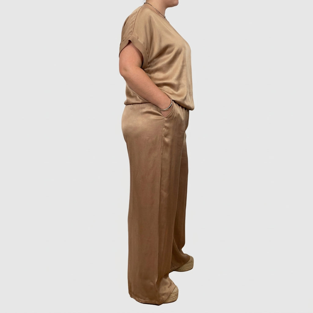 Kayla™ | Elegant Two-Piece Set - Plus size model