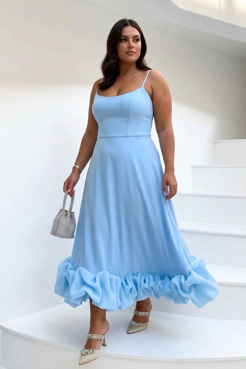 Blaire | Elegant Flowing Dress - Plus size model