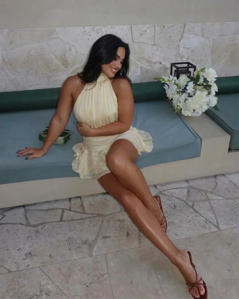 Norelina | Mini Dress - Plus size model