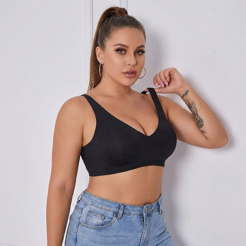 Seamless Gel Bra - Plus size model