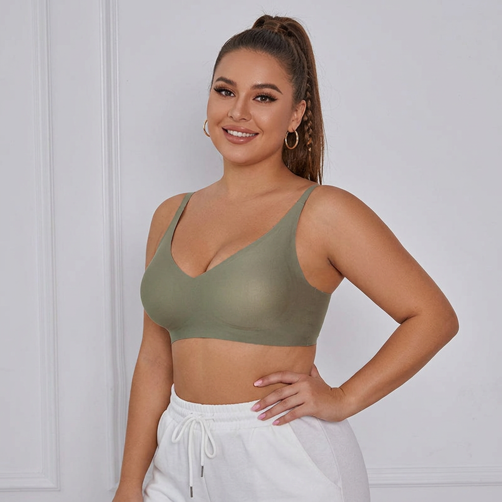 Seamless Gel Bra - Plus size model
