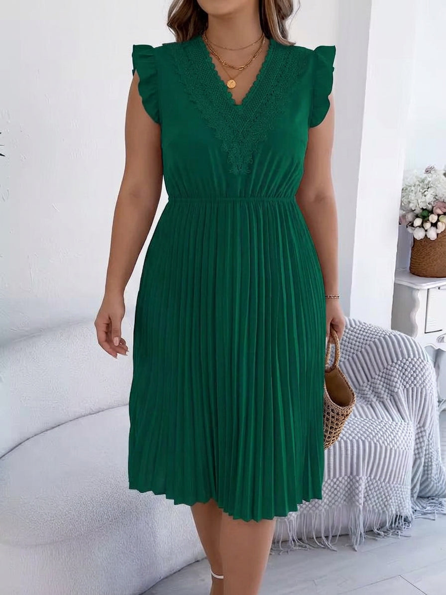 Chloe – Casual V-Neck Maxi Dress with Lace Detail - Plus size model
