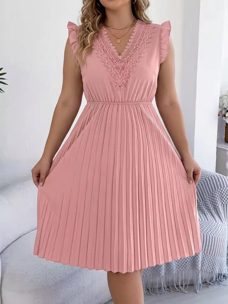Chloe – Casual V-Neck Maxi Dress with Lace Detail - Plus size model
