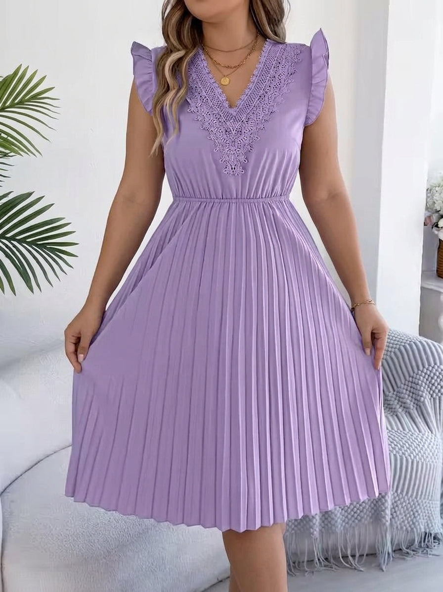 Chloe – Casual V-Neck Maxi Dress with Lace Detail - Plus size model