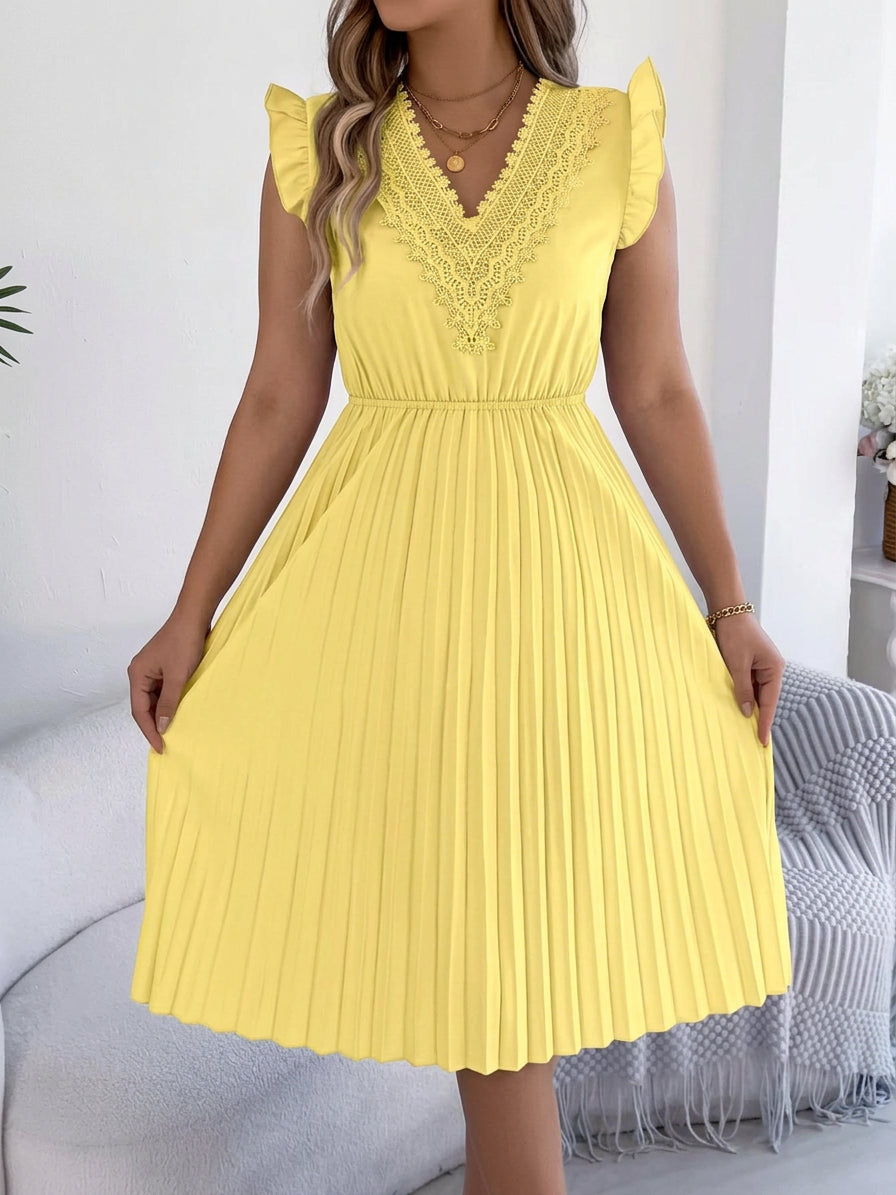 Chloe – Casual V-Neck Maxi Dress with Lace Detail - Plus size model