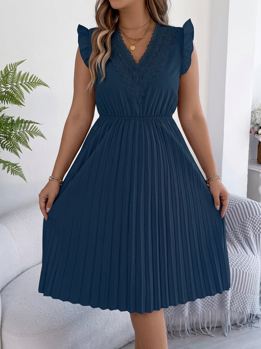 Chloe – Casual V-Neck Maxi Dress with Lace Detail - Plus size model