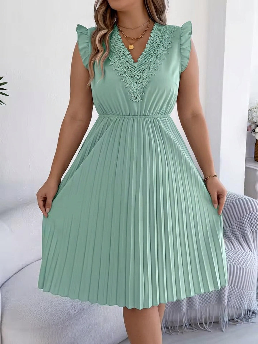 Chloe – Casual V-Neck Maxi Dress with Lace Detail - Plus size model