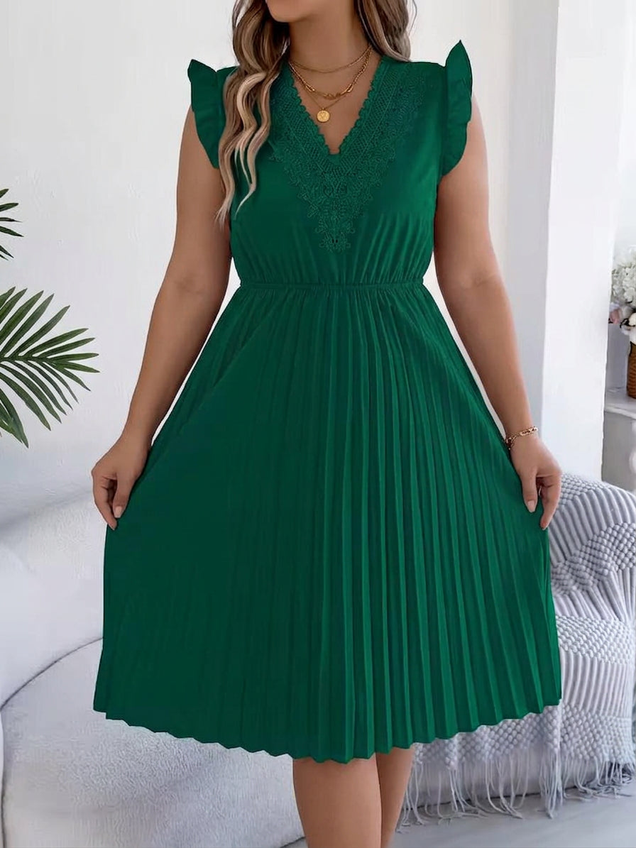 Chloe – Casual V-Neck Maxi Dress with Lace Detail - Plus size model