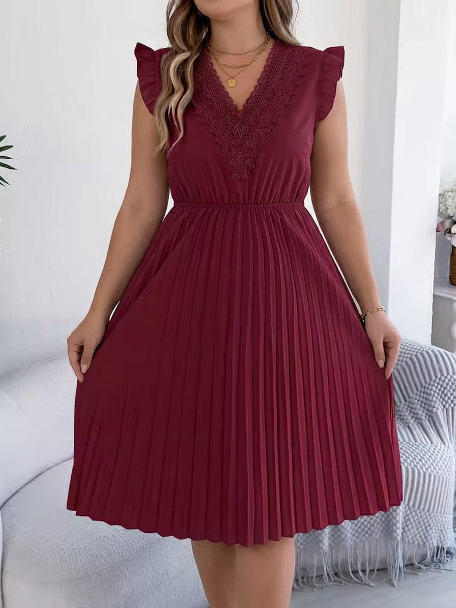 Chloe – Casual V-Neck Maxi Dress with Lace Detail - Plus size model