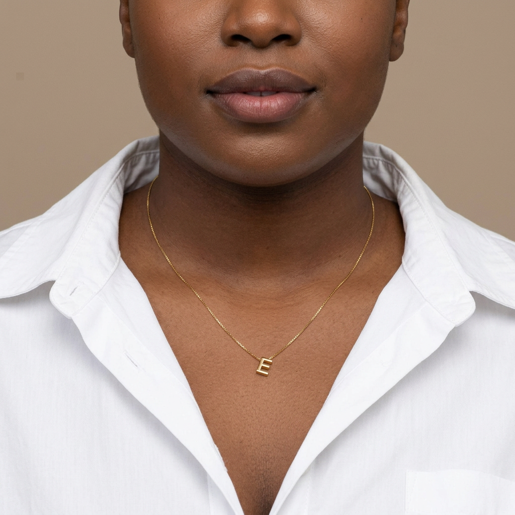 Love letter initial necklace | White Gold - Plus size model