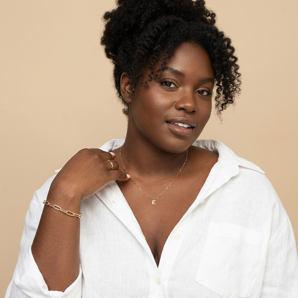 Love letter initial necklace | White Gold - Plus size model