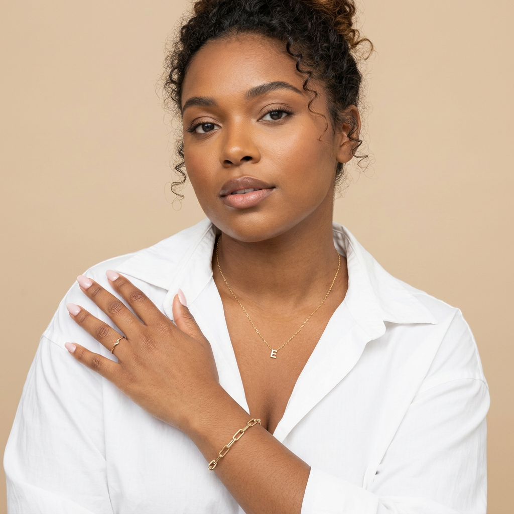 Love letter initial necklace | White Gold - Plus size model