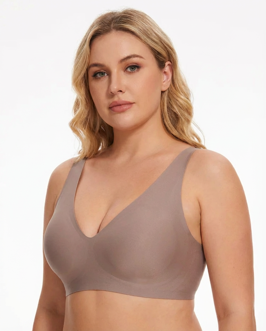 Seamless Gel Bra - Plus size model