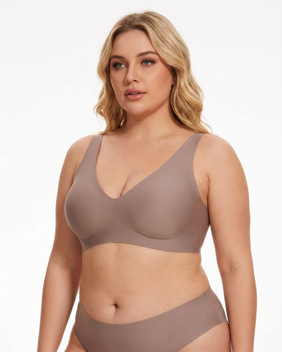 Seamless Gel Bra - Plus size model